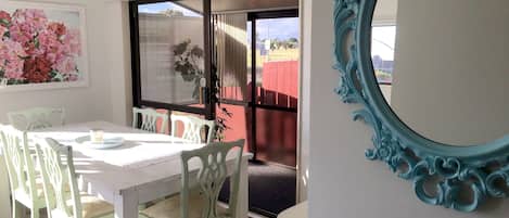 Apartment, 2 Bedrooms, Non Smoking, Garden View | In-room dining