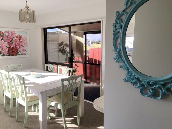 Apartment, 2 Bedrooms, Non Smoking, Garden View | In-room dining - Sunny Holiday Home Near the Beach (Tauranga)