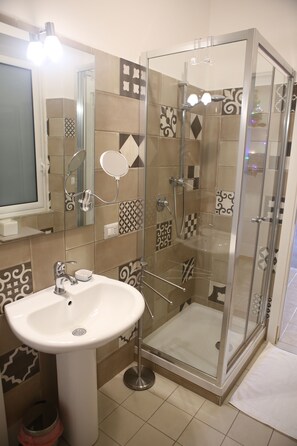Classic Double or Twin Room | Premium bedding, down comforters, blackout drapes, iron/ironing board - Corso Messina (Crotone)