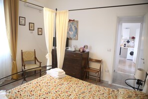 Premium bedding, down comforters, blackout drapes, iron/ironing board - Corso Messina (Crotone)