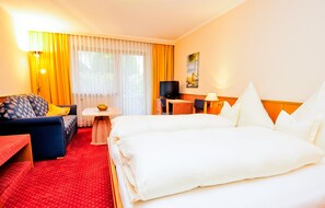 In-room safe, blackout curtains, free WiFi, bed sheets - Gaestehaus Grabner (Bad Fuessing)