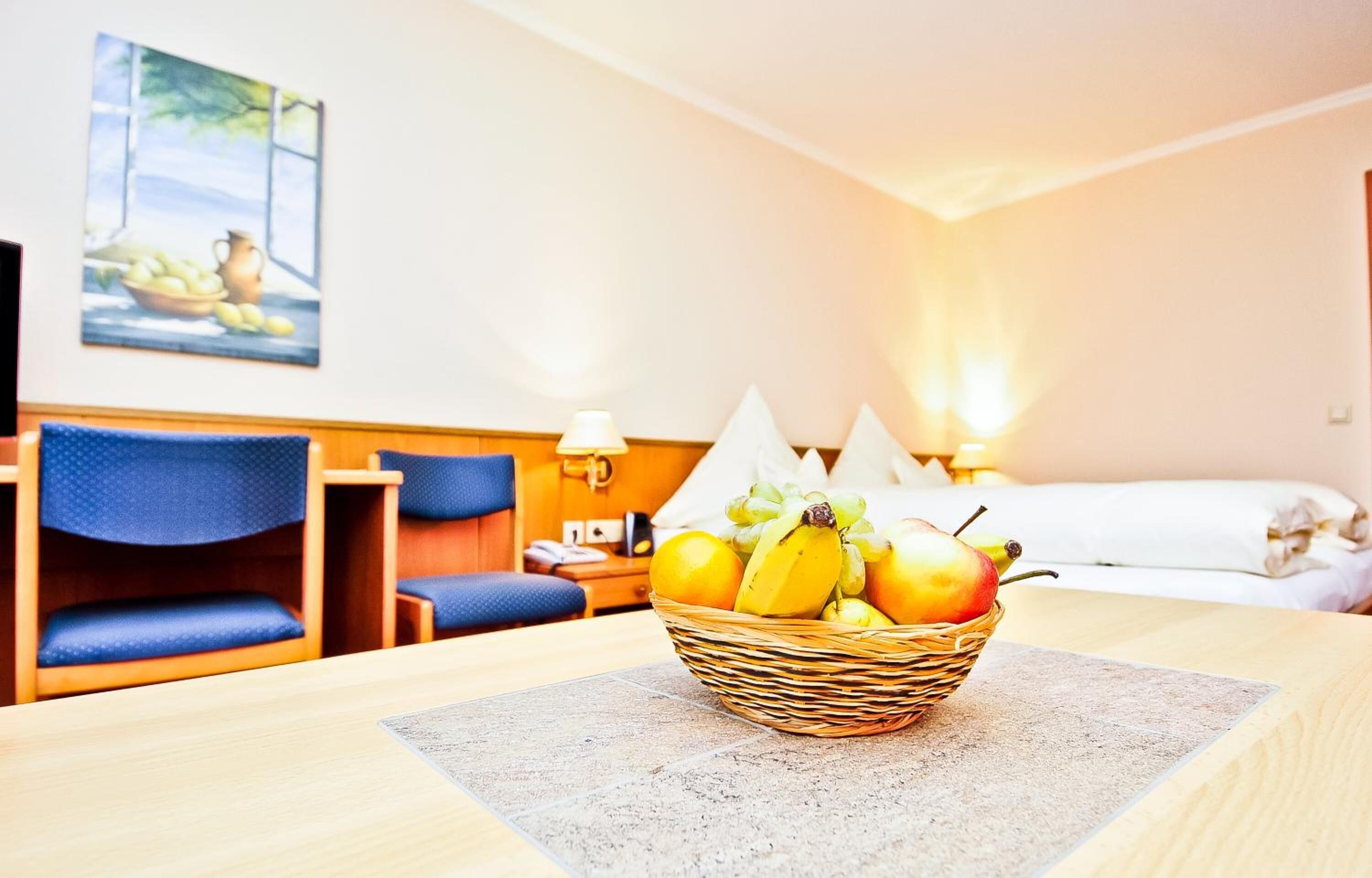 Zimmersafe, Verdunkelungsvorhänge, kostenloses WLAN, Bettwäsche