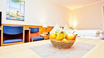 Zimmersafe, VerdunkelungsvorhÀnge, kostenloses WLAN, BettwÀsche