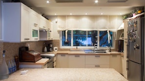 Vila Premium | Dapur pribadi | Lemari es besar, microwave, oven, dan kompor