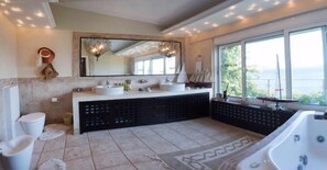 Premium Villa | Bathroom | Jetted tub, free toiletries, hair dryer, towels