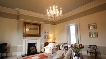 Căn hộ Deluxe (Apartment 3 ) | Khu phòng khách | TV màn hình phẳng 48-inch có truyền hình kỹ thuật số, Smart TV, lò sưởi