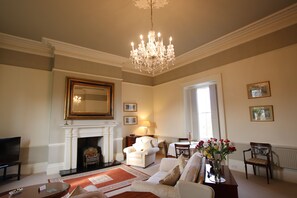 豪華公寓 (Apartment 3 ) | 客廳 | 48 吋平面電視連數碼電視頻道、智能電視、壁爐