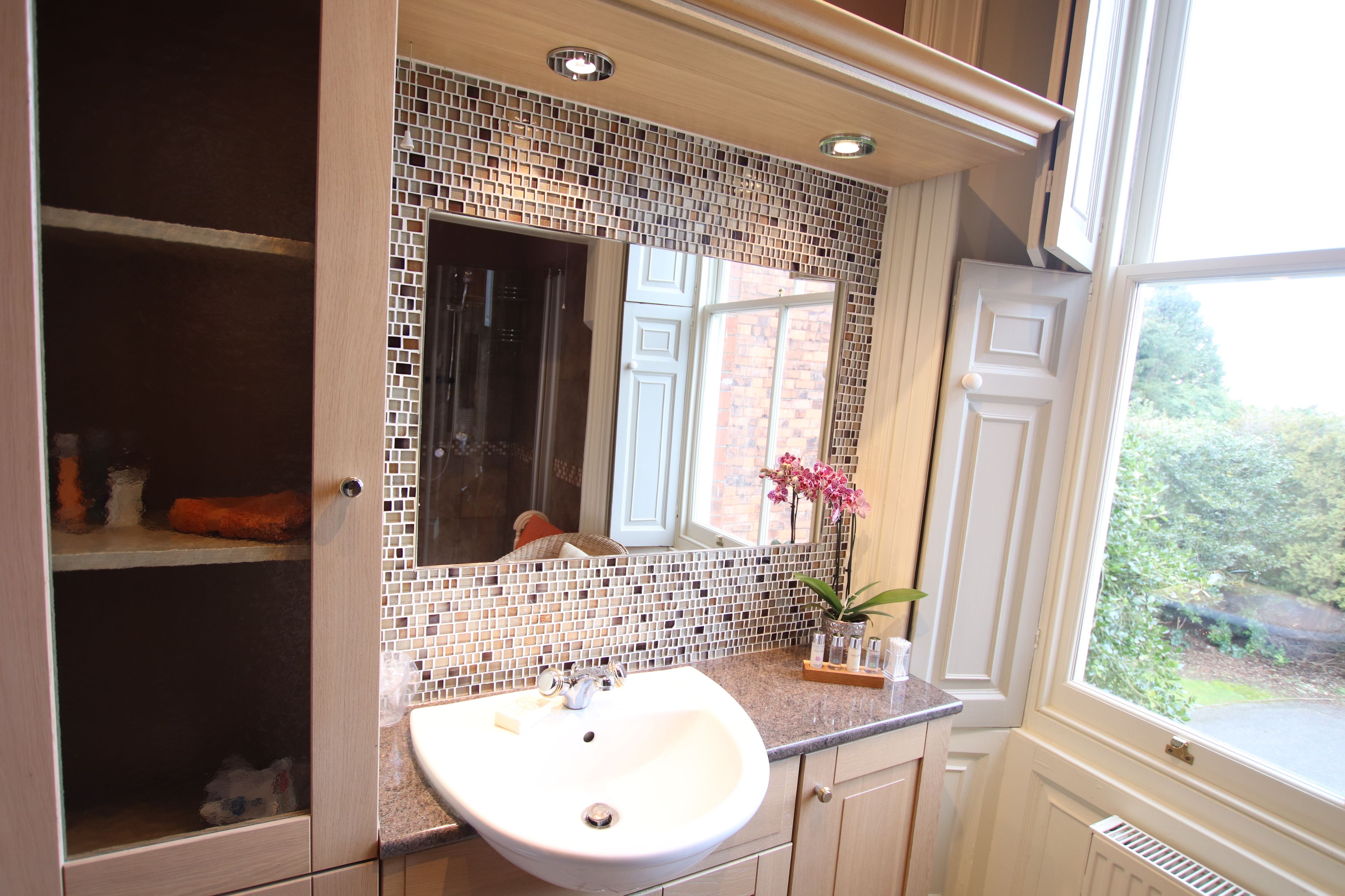 Deluxe Apartment (Apartment 3 ) | Bathroom | Shower, free toiletries, hair dryer, towels