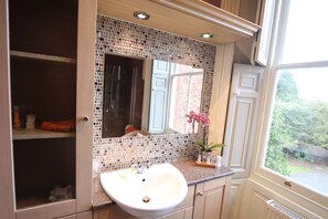 华丽公寓 (Apartment 3 ) | 浴室 | 淋浴设施、免费洗浴用品、吹风机、毛巾