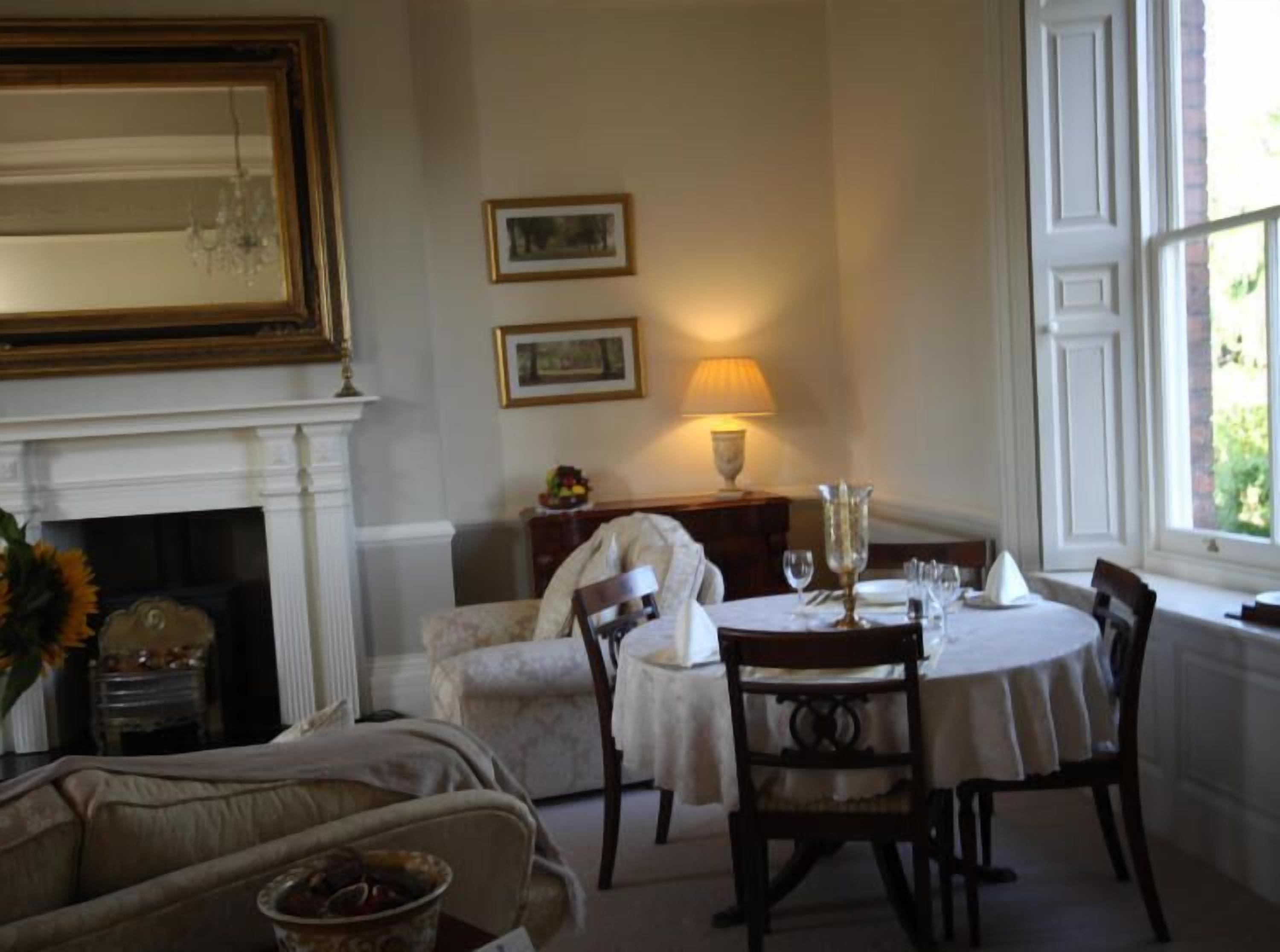 Deluxe Apartment (Apartment 3 ) | Living area | 48-inch flat-screen TV with digital channels, Smart TV, fireplace