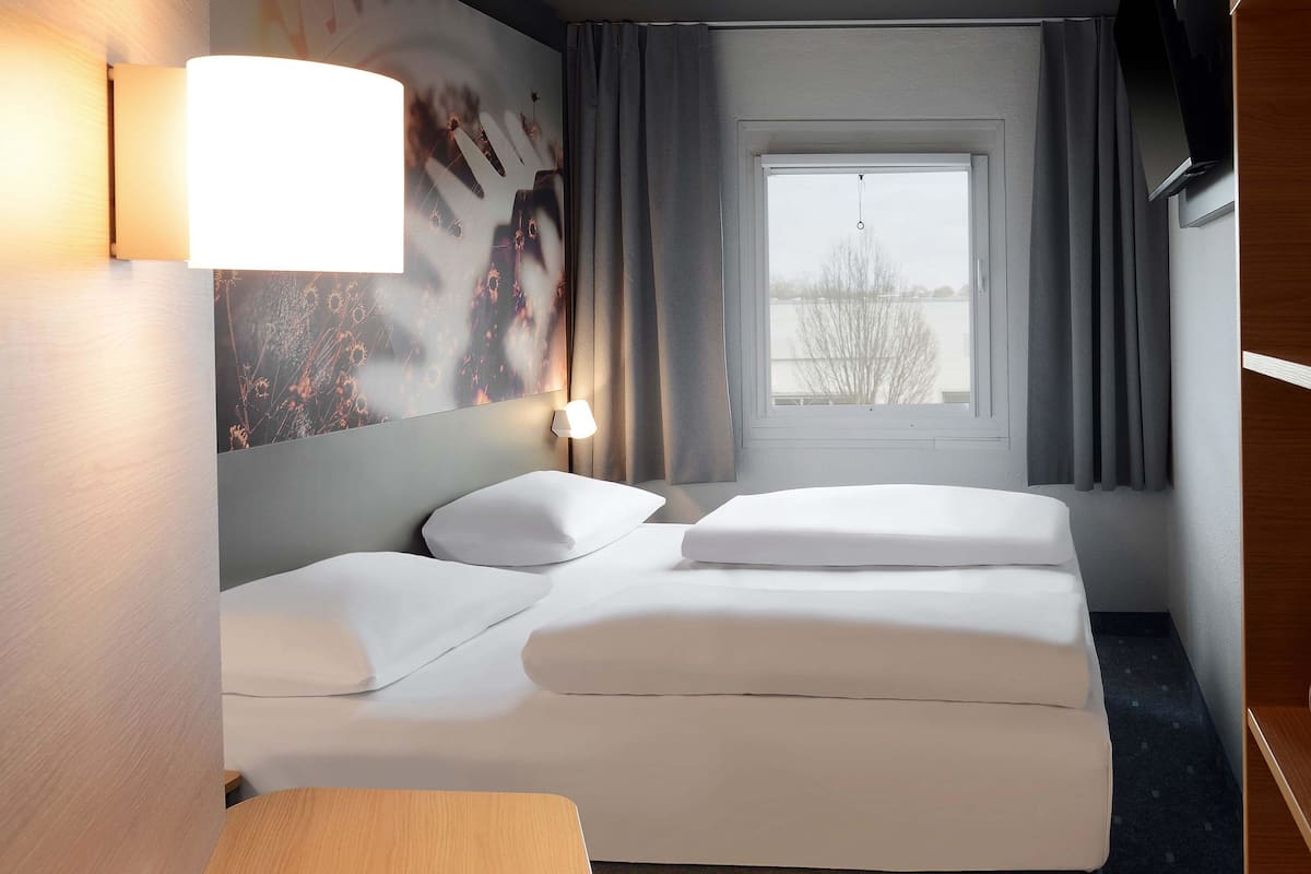 Escritorio, cortinas blackout, sistema de insonorización y wifi gratis