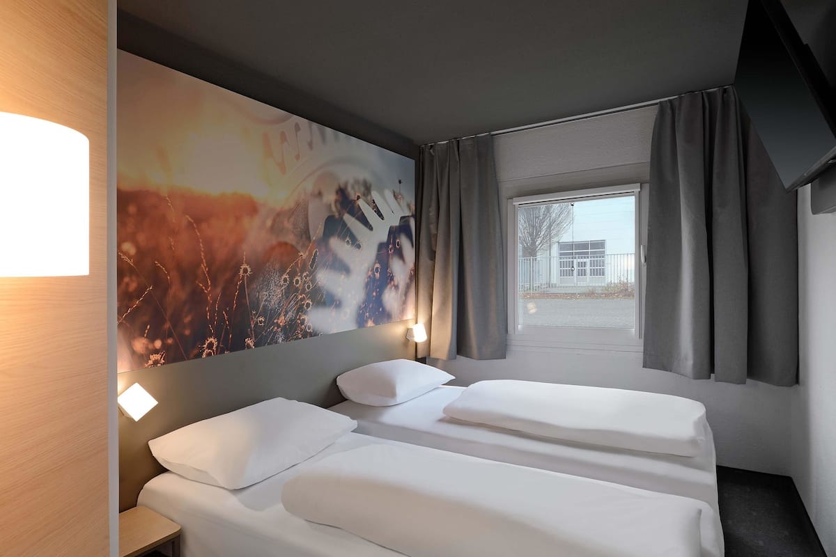 Escritorio, cortinas blackout, sistema de insonorización y wifi gratis