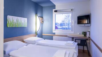 Twin Room | Desk, blackout drapes, soundproofing, free WiFi