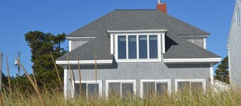 Sunny Beachfront Cottage with Spectacular Ocean Views 
