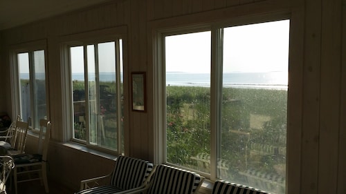 Sunny Beachfront Cottage with Spectacular Ocean Views 