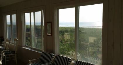 Aurinkoisella rannalla sijaitseva mökki upealla merinäköalalla