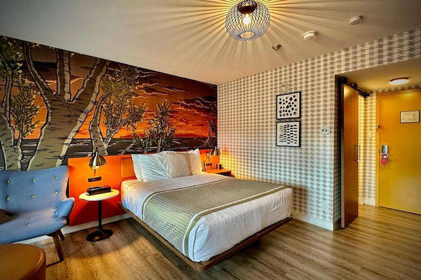 Rom – standard, 1 queensize-seng, ikke-røyk | Safe på rommet, individuelt dekorert, individuelt innredet og skrivebord