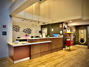 Lobby - Quality Inn & Suites Thunder Bay Downtown (Thunder Bay)