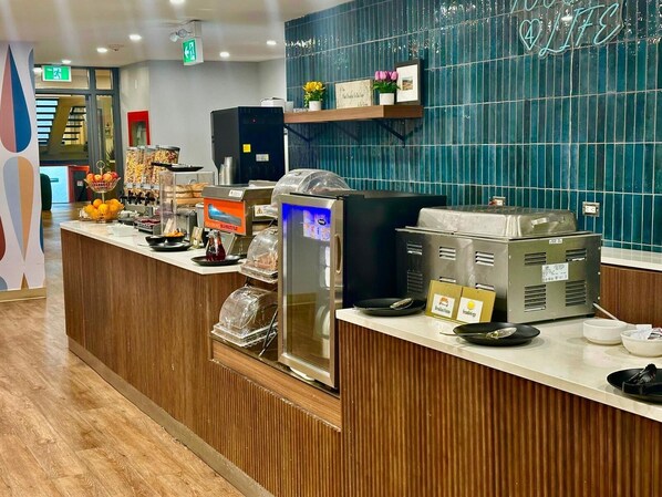 Free daily continental breakfast  - Quality Inn & Suites Thunder Bay Downtown (Thunder Bay)