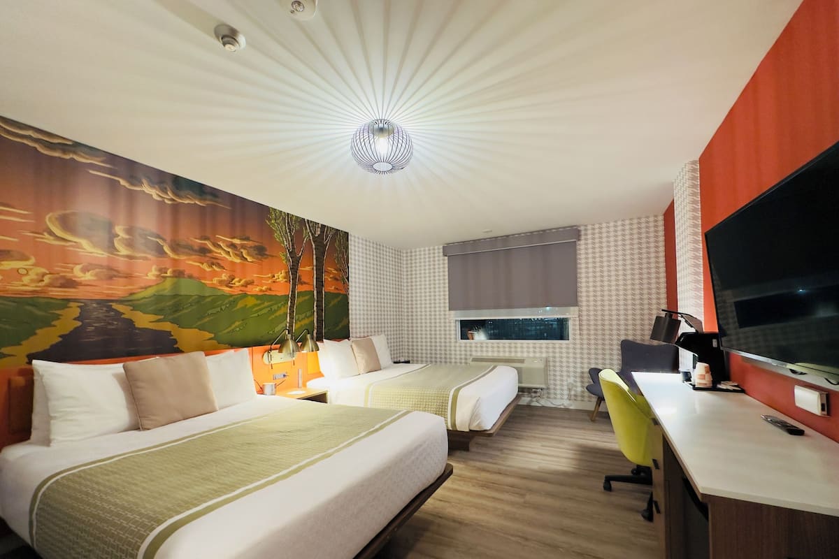 Chambre Standard, 2 grands lits, non-fumeur | Coffre-fort, décor unique, ameublement unique, bureau