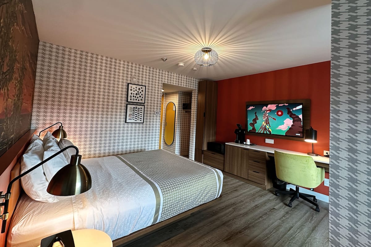 Chambre Standard, 1 grand lit, non-fumeur | Coffre-fort, décor unique, ameublement unique, bureau