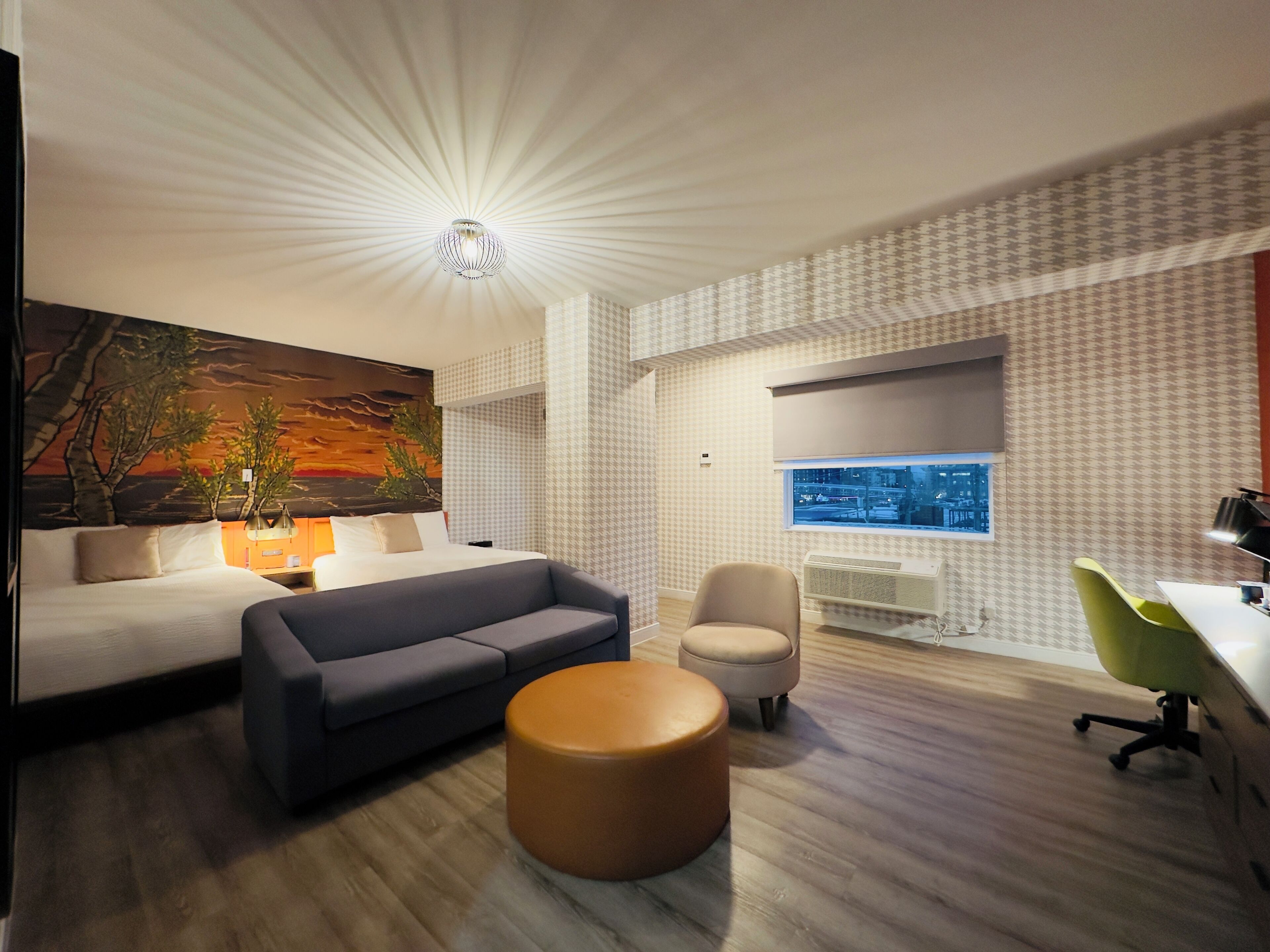 套房, 多張床, 非吸煙房 | 客房內保險箱、獨特裝潢、布置獨特、書桌