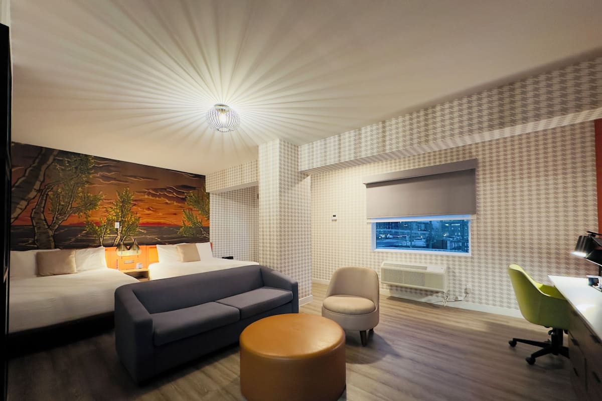 Suite, Plusieurs lits, non-fumeur | Coffre-fort, décor unique, ameublement unique, bureau