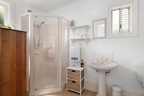 Shower, hair dryer, towels, soap - Ellie's Studio Apartment, Stanley (Stanley)