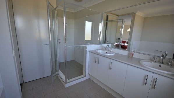Badewanne, Haartrockner, Handtücher, Seife