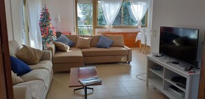 Smart TV, books, stereo - Nica  apartment at 10 min walk of Mondello beach (palermo)