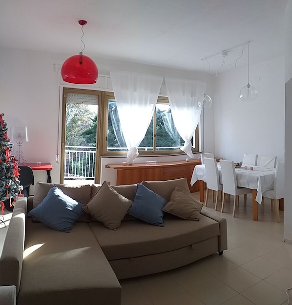 Smart TV, books, stereo - Nica  apartment at 10 min walk of Mondello beach (palermo)