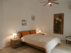 4 bedrooms, iron/ironing board, WiFi, bed sheets