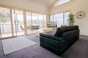 Fernseher, DVD-Player, Stereoanlage