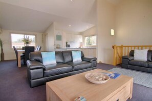 TV, DVD player, stereo - Caseys Beach Holiday Unit (Batehaven)