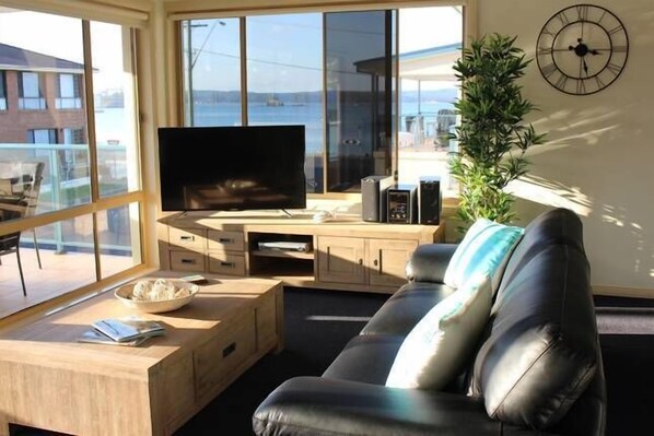 TV, DVD player, stereo - Caseys Beach Holiday Unit (Batehaven)