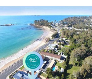 On the beach - Caseys Beach Holiday Unit (Batehaven)