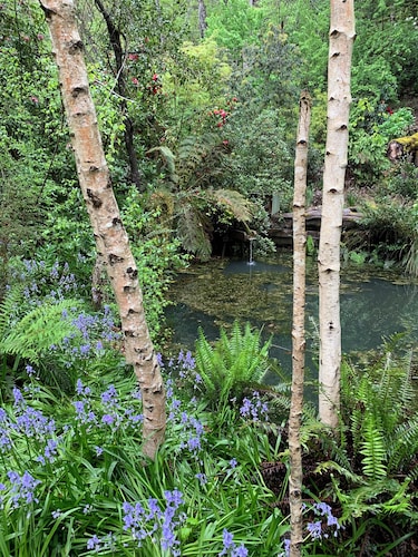 Alpine Delux Cottage, 8 acres of magnificent garden on the Ovens River.