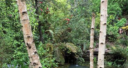 Alpine Delux Cottage, 8 acres of magnificent garden on the Ovens River.