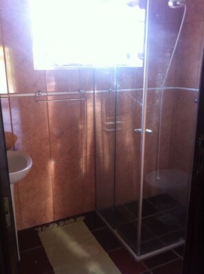 Shower, toilet paper - CHACARA for those who enjoy comfort, security and lots of pleasure. (Jaguariuna)