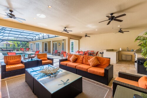 Large outdoor summer kitchen, Private Pool, Theatre Room, 2 miles to Disney !