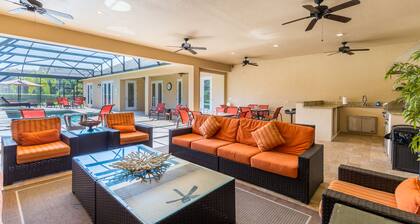 Large outdoor summer kitchen, Private Pool, Theatre Room, 2 miles to Disney !