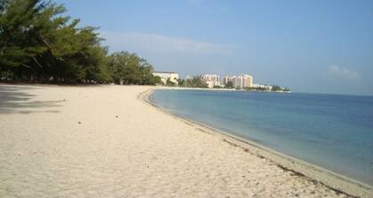 Affordable Tropical Townhouse, 7 Mins Walk to Beach