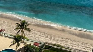 På stranden, solsenger og strandhåndklær