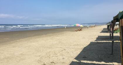 5 min walking to Olon beach and town, gated home complex for 6 guest, pool & BBQ