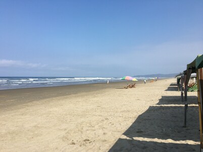 5 min walking to Olon beach and town, gated home complex for 6 guest, pool & BBQ