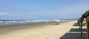 5 min walking to Olon beach and town, gated home complex for 6 guest, pool & BBQ