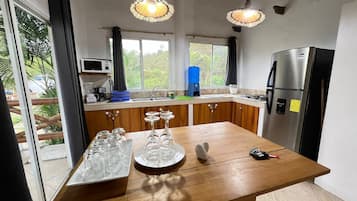 Réfrigérateur, micro-ondes, plaque de cuisson, cafetiÚre/bouilloire