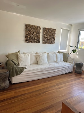 Smart TV, video games, DVD player, books - Minutes walk to Beach, Village and Restaurants. Family size home (Freshwater)