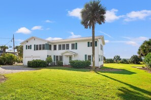 Exterior - Large Oceanfront Pet Friendly Home perfect for Family Getaways at the Beachcombe (Myrtle Beach)