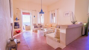 Cheminée, table de tennis de table, livres, chaîne hi-fi